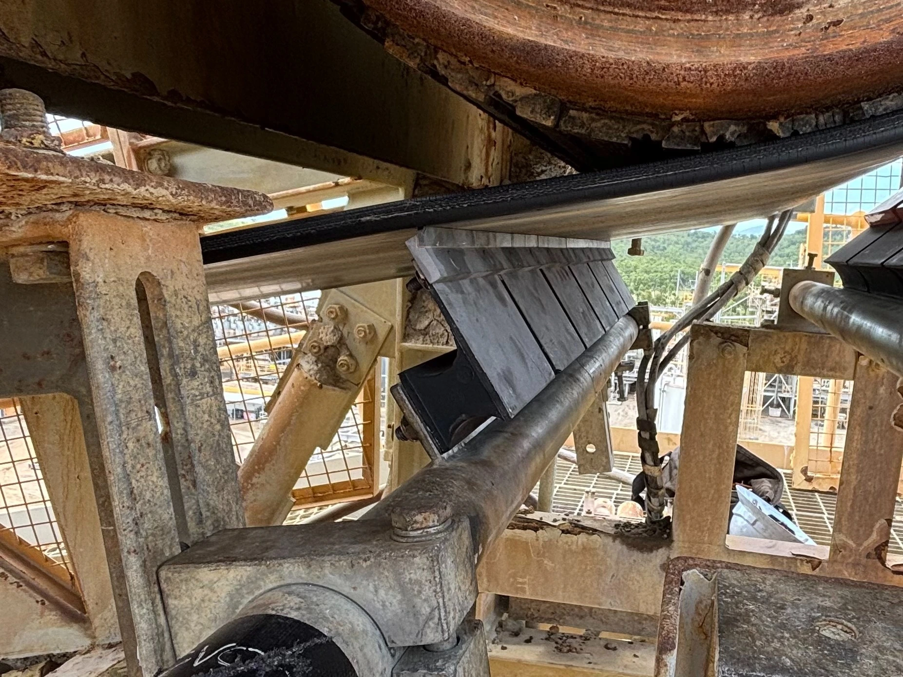 Single Direction Secondary beneath the head pulley, with the tip row, cushions and support pole visible.