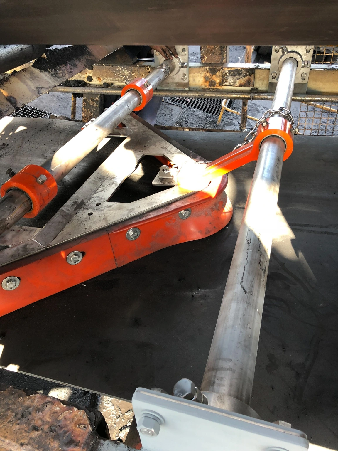 Torsion V-plough on the inner return-belt face.