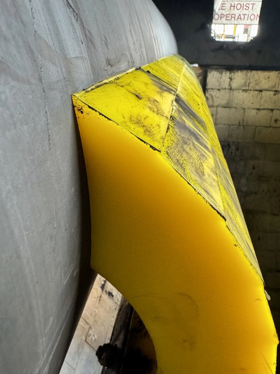 Super XHD polyurethane blade working against the pulley-supported belt.