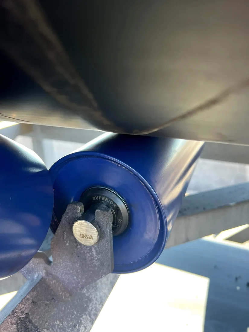 Belt and idler contact on an installed conveyor.