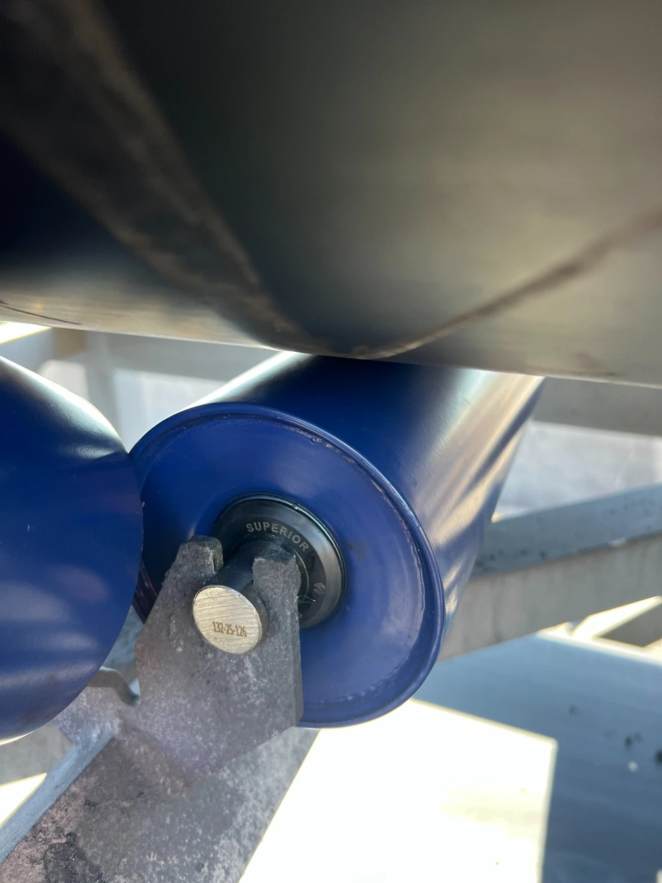 Superior steel rollers installed beneath the conveyor belt